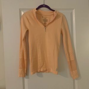 Free people fitted pullover. Size M/L.Light orange